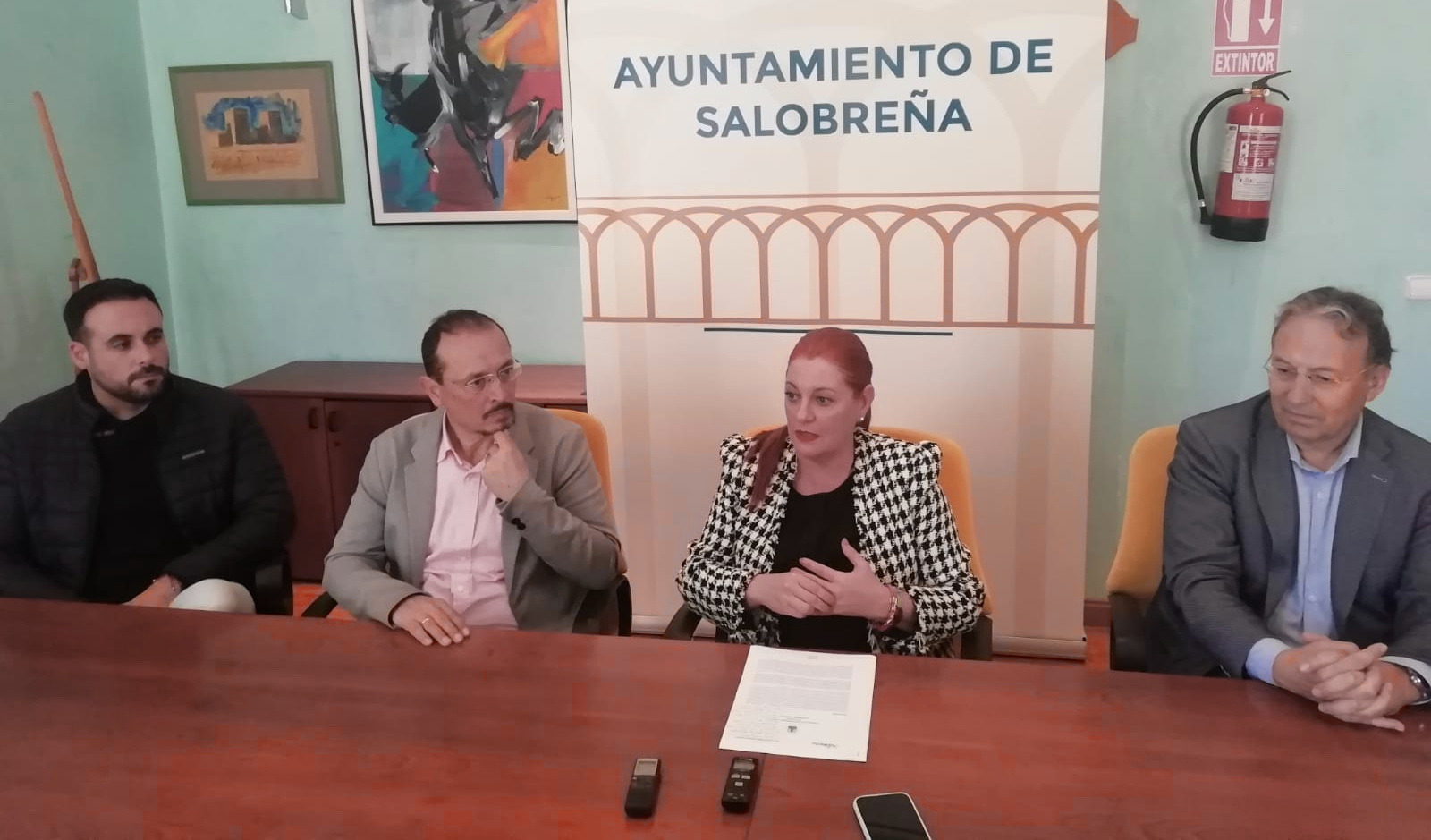 El delegado de Turismo y la alcaldesa presentan los proyectos de mejora de la senda litoral que acercará Salobreña con Motril.